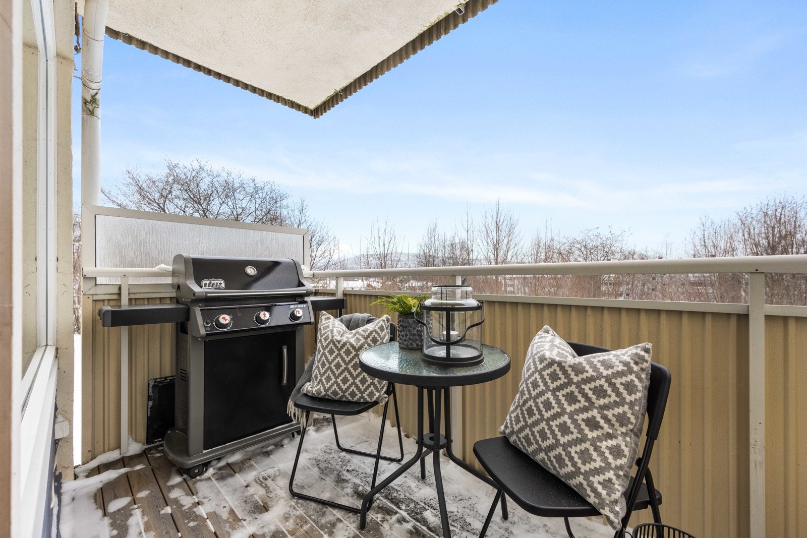 Fra stuen er det utgang til en koselig balkong med morgen-/formiddagssol Galleribilde