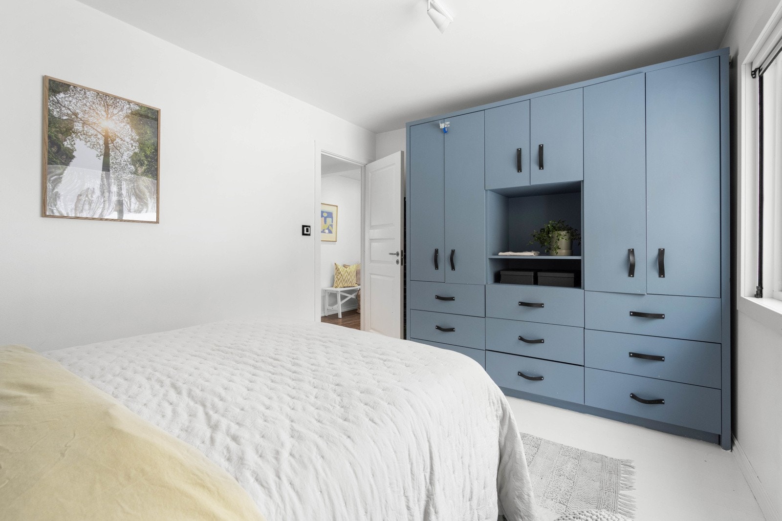 I tillegg er hovedsoverommet innredet med garderobeløsning Galleribilde