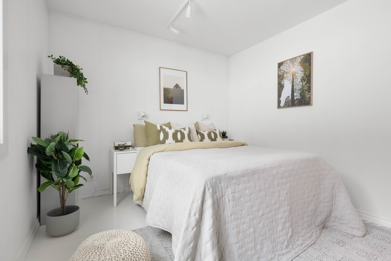 På gulvet er det malte bordbord og vegger er malt i lyse farger. Himlingen er også nylig bitt malt Galleribilde