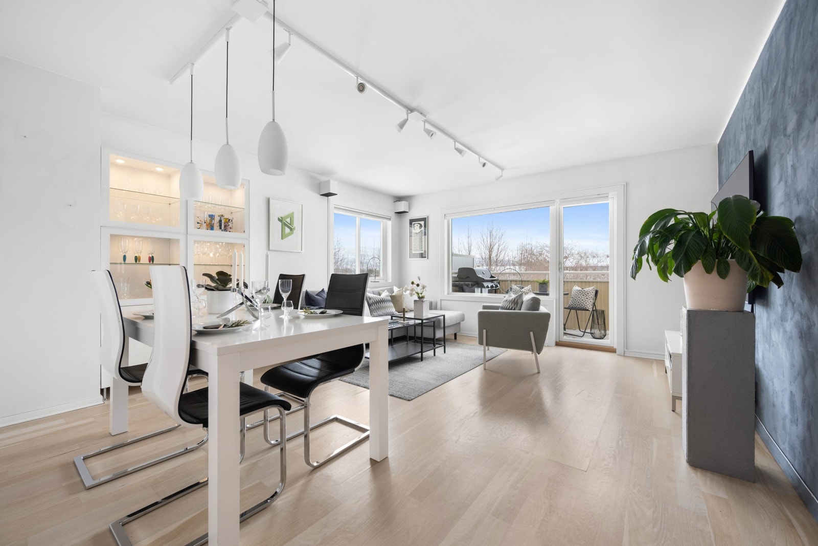 Dette er en lys og hyggelig 3-roms endeleilighet beliggende i høy 1.etasje Galleribilde