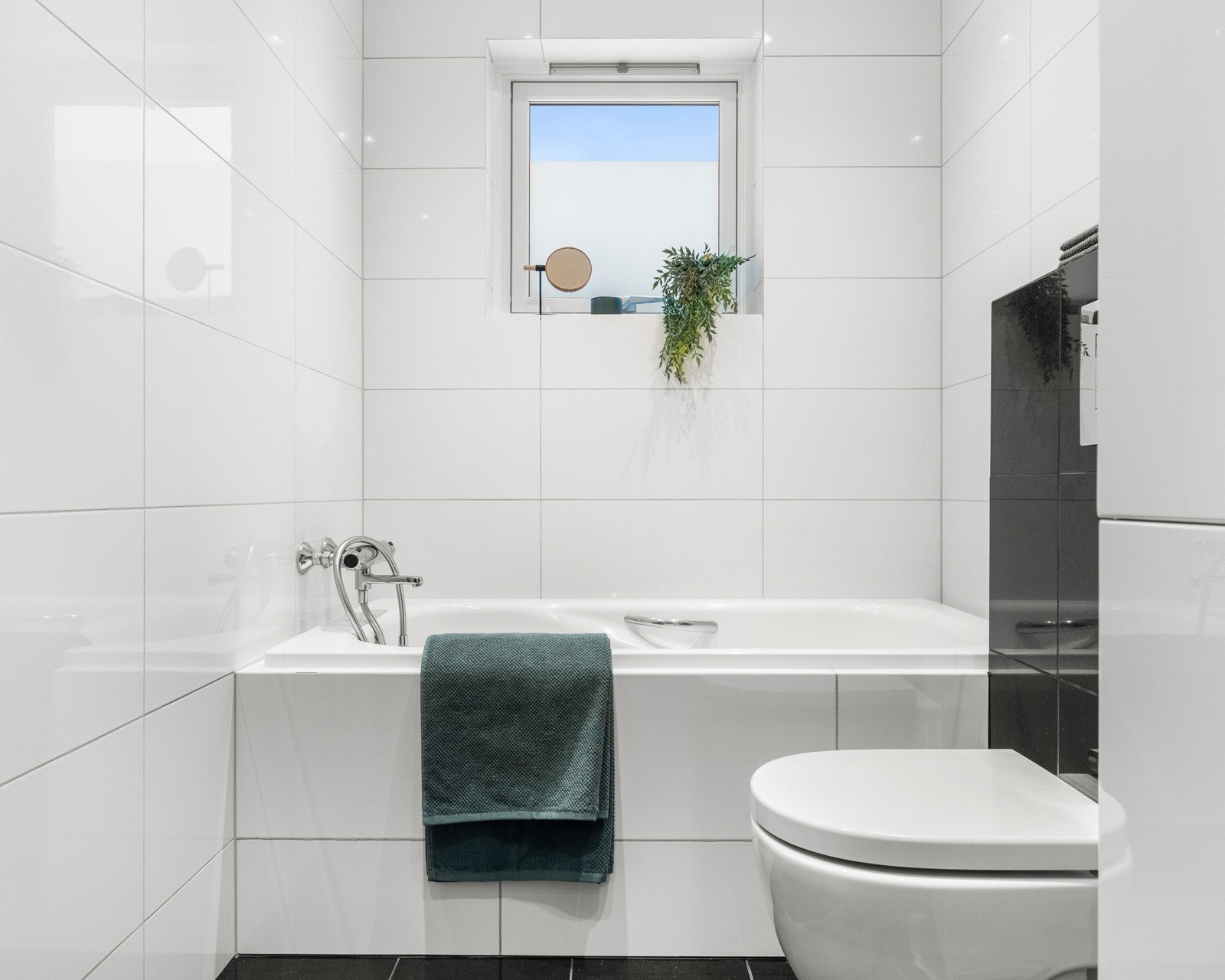 Her er det badekar, servantinnredning, høyskap og vegghengt toalett Galleribilde