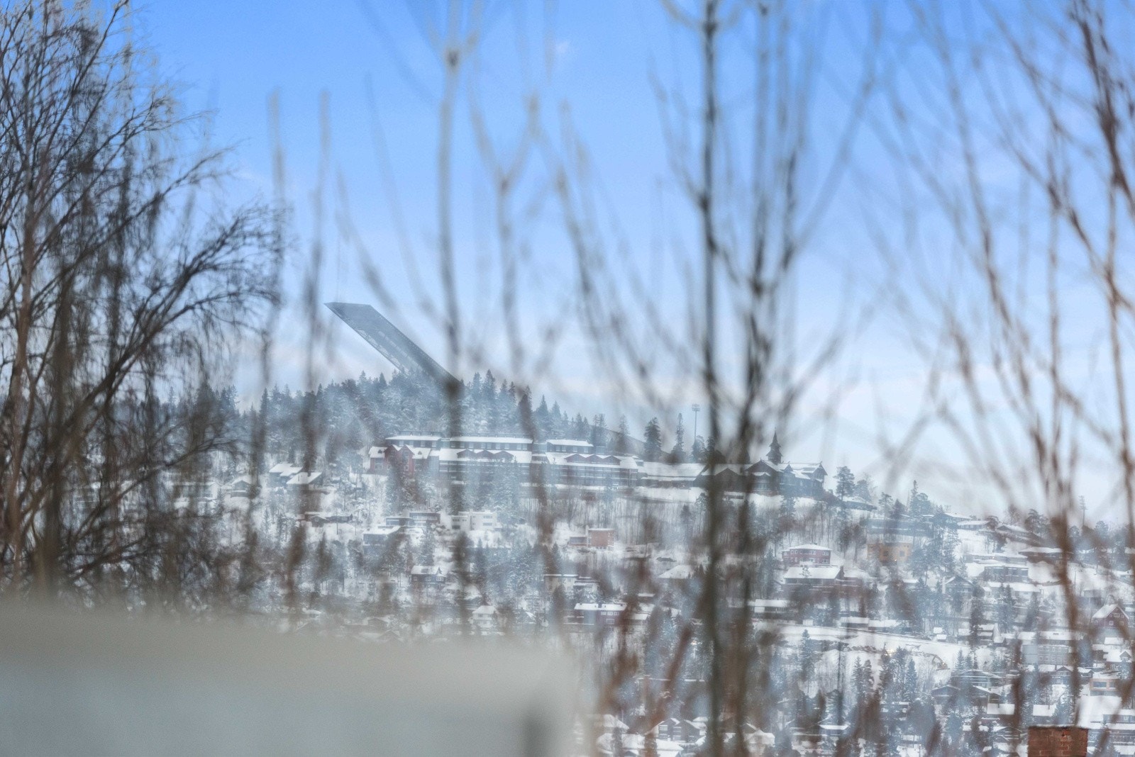Leiligheten ligger usjenert til med flott utsikt over området og mot Holmenkollen Galleribilde