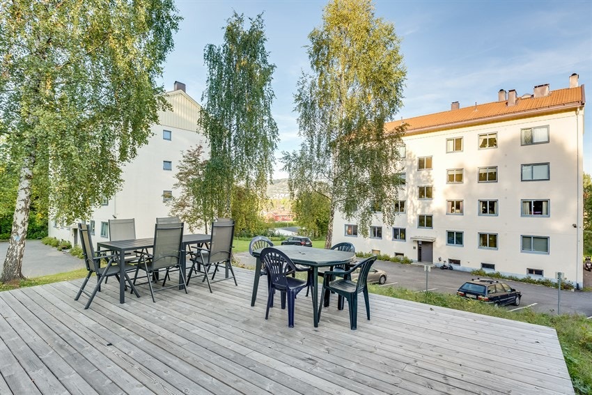 Sameiet har en opparbeidet tomt med gressplen og platting med båtpanne og utemøblement (sommerbilde lånt fra tidligere salg) Galleribilde