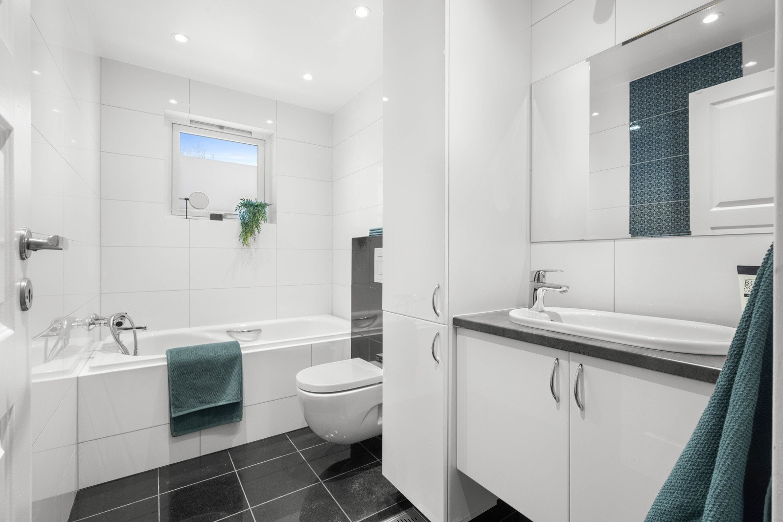 Leiligheten har et flislagt bad som ble pusset opp i 2010. Baderommet har varmekabler på gulv og downlights i himling Galleribilde