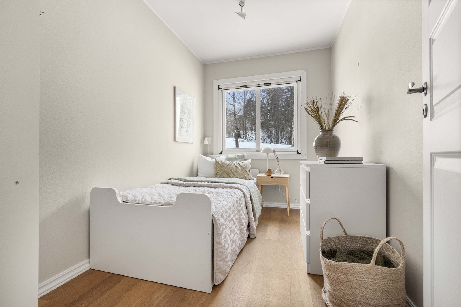 Det andre soverommet egner seg utmerket som barnerom, gjesterom eller kontor. Rommet har parkett på gulv og ellers lyse overflater Galleribilde