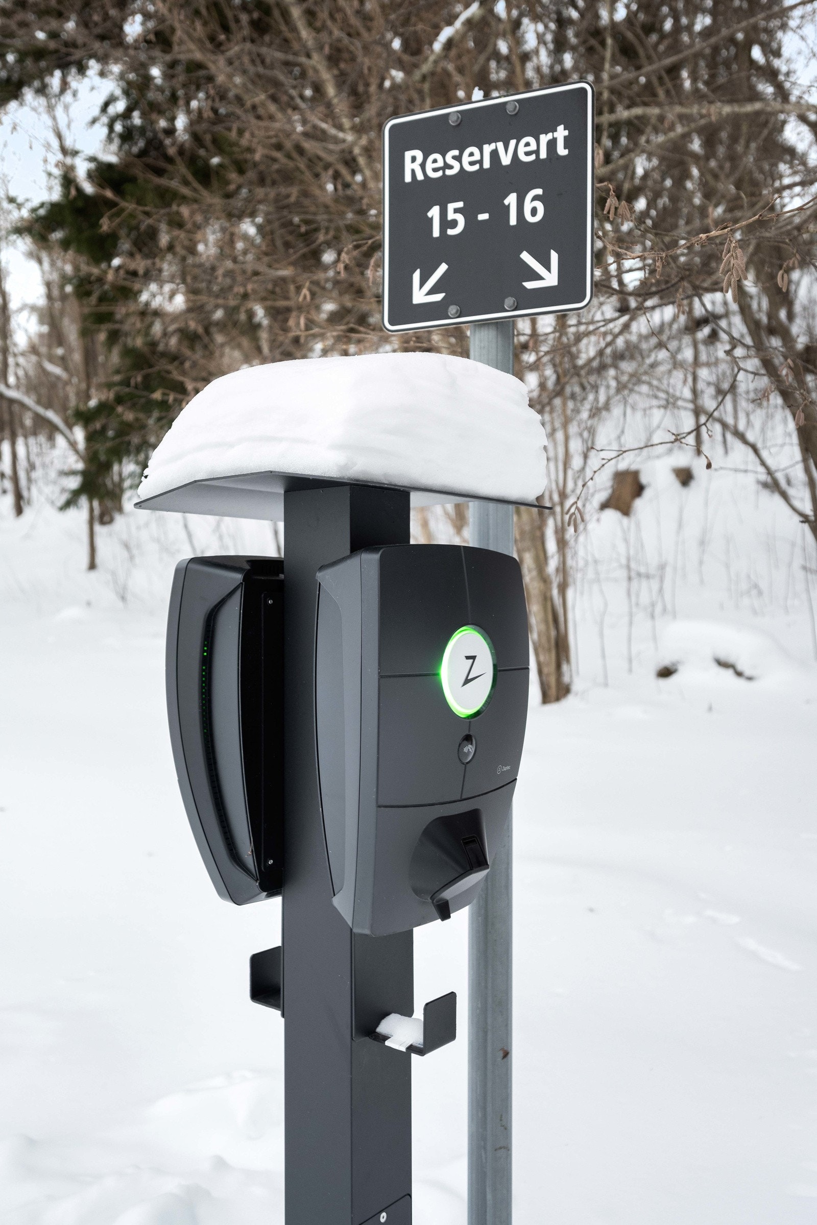 Sameiet disponerer et godt antall parkeringsplasser utenfor blokken som er tilgjengelige for leie. Det er også mulighet til elbil lader på plassene Galleribilde