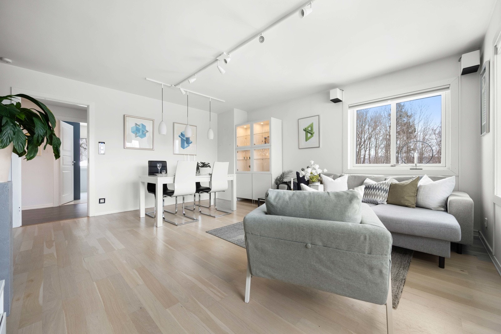 Gulvet i leiligheten ble i 2017 slipt og lakkert og overflatene er malt i senere år. Boligen har også nye vindusflater fra 2018 Galleribilde