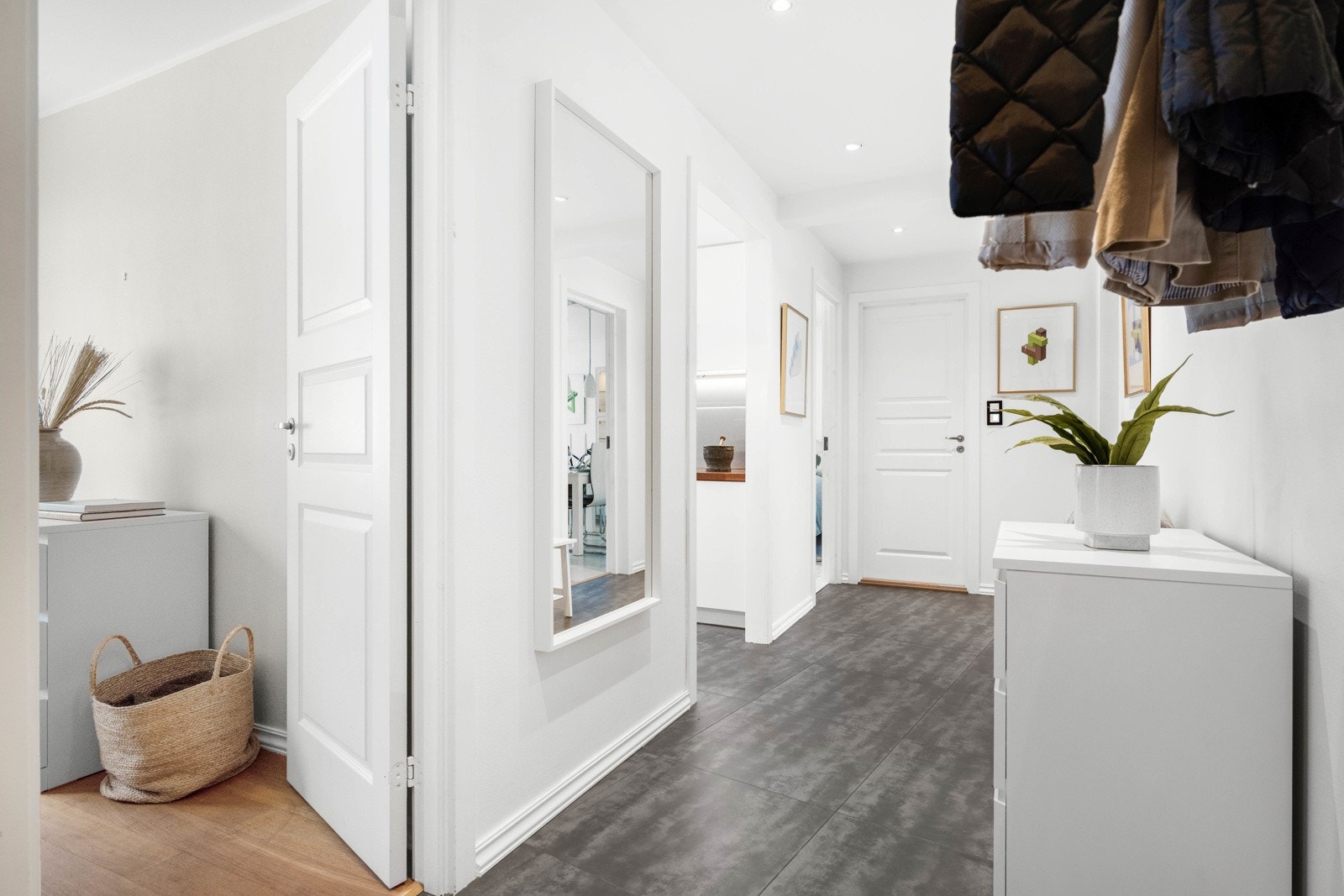 Her bor du fint til i gårdens 1.etasje. Entréen er flislagt og har downlights i himling Galleribilde