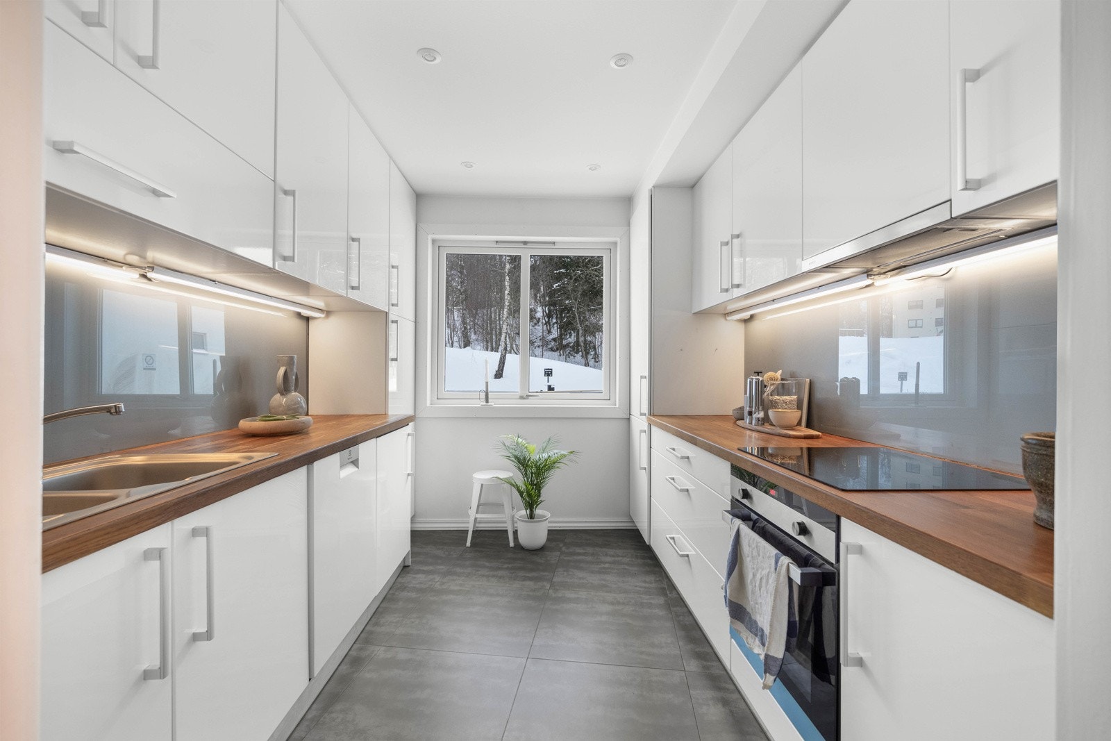 Videre inneholder boligen et separat kjøkken fra 2011 med glatte fronter og benkeplate i tre med nedfelt oppvaskkum. Galleribilde