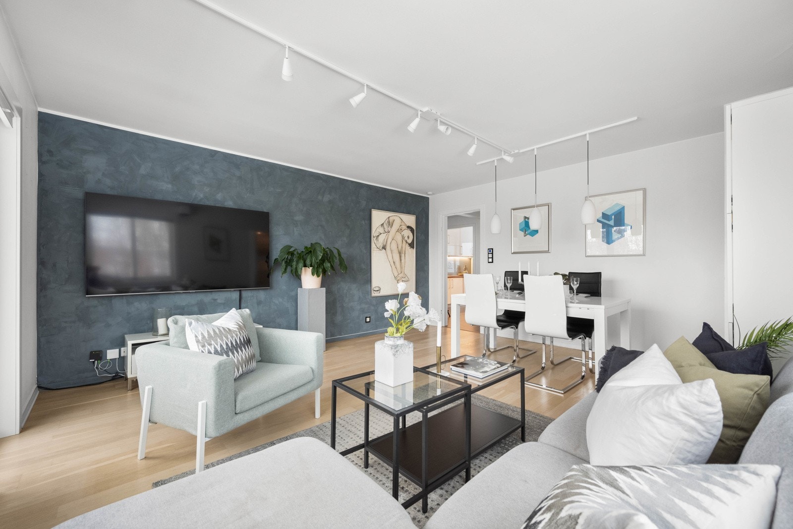 Stuen har plass til sofaseksjon, spisebord og tilhørende møblement Galleribilde