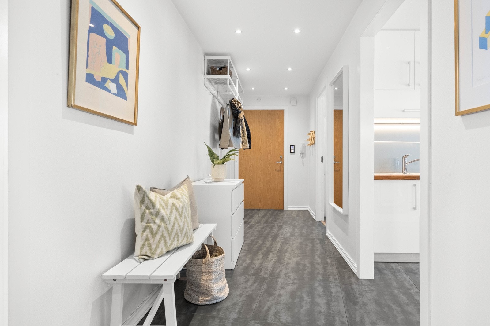 Her er det plass til å henge fra seg yttertøy og sette fra seg sko. Fra gangen har du enkel adkomst til de resterende rommene i boligen Galleribilde