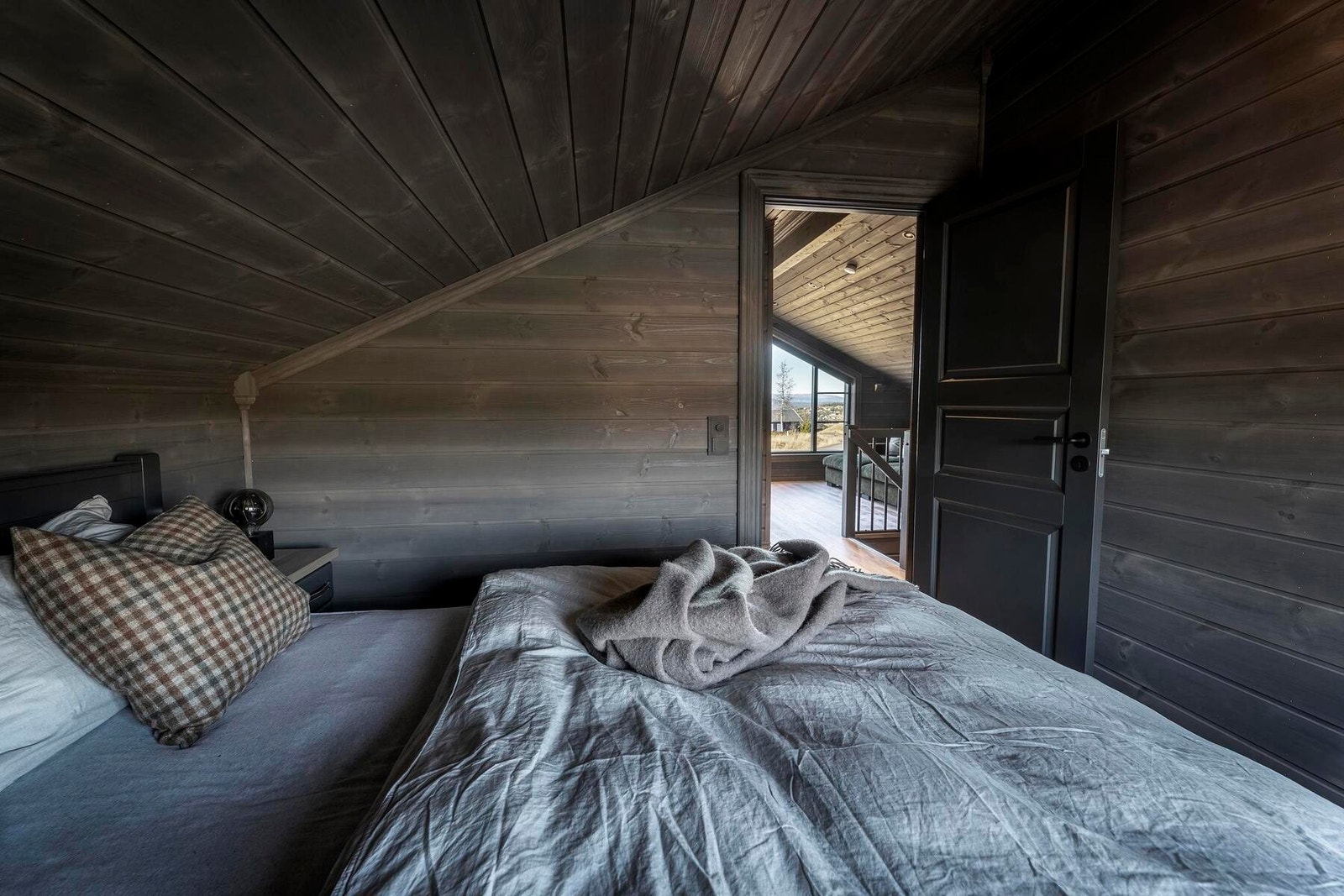 Oppstua har 2 gode soverom.
Foto fra en annen hyttemodell Galleribilde