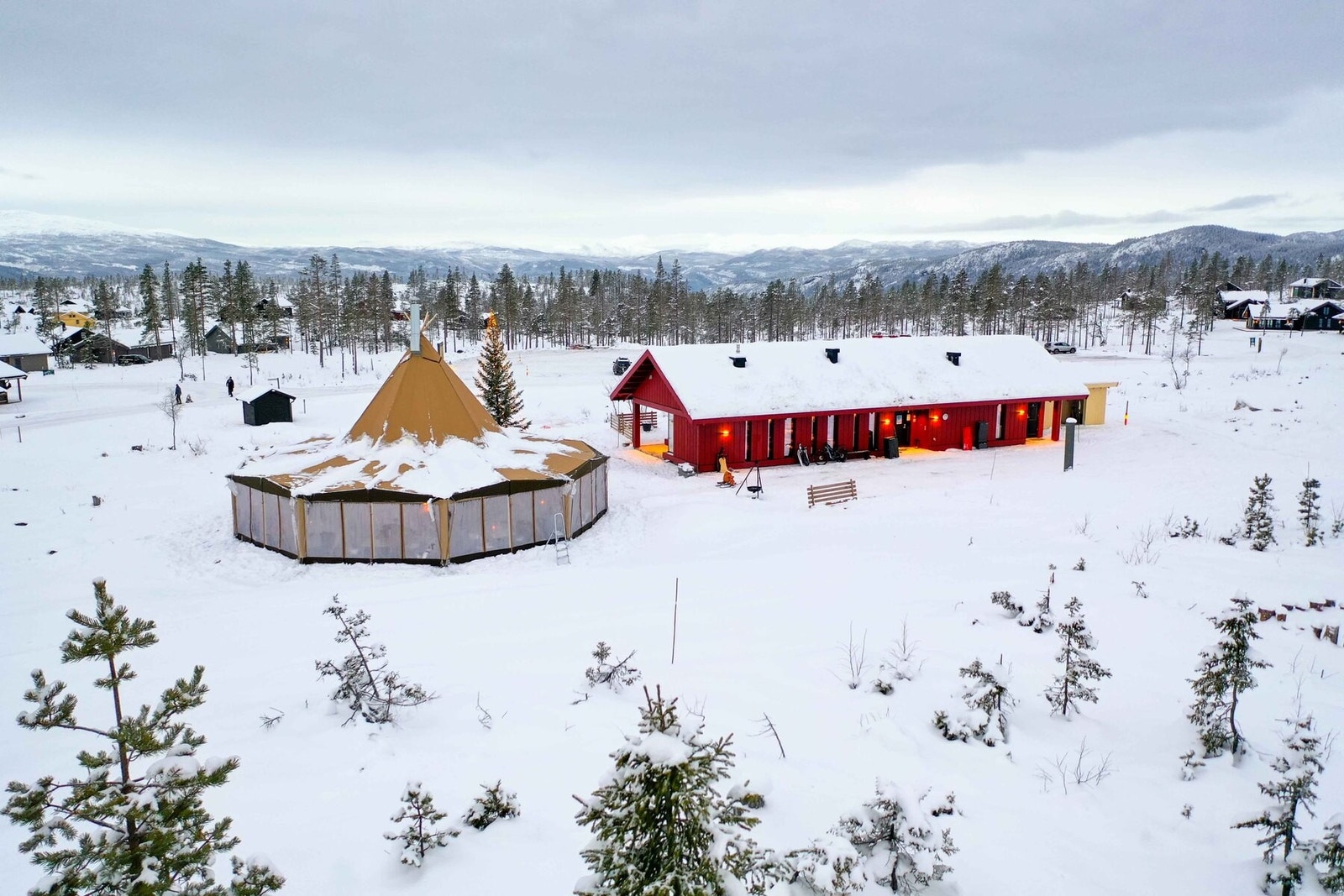 Ved Turutunet er også en Tipi-varmestue Galleribilde