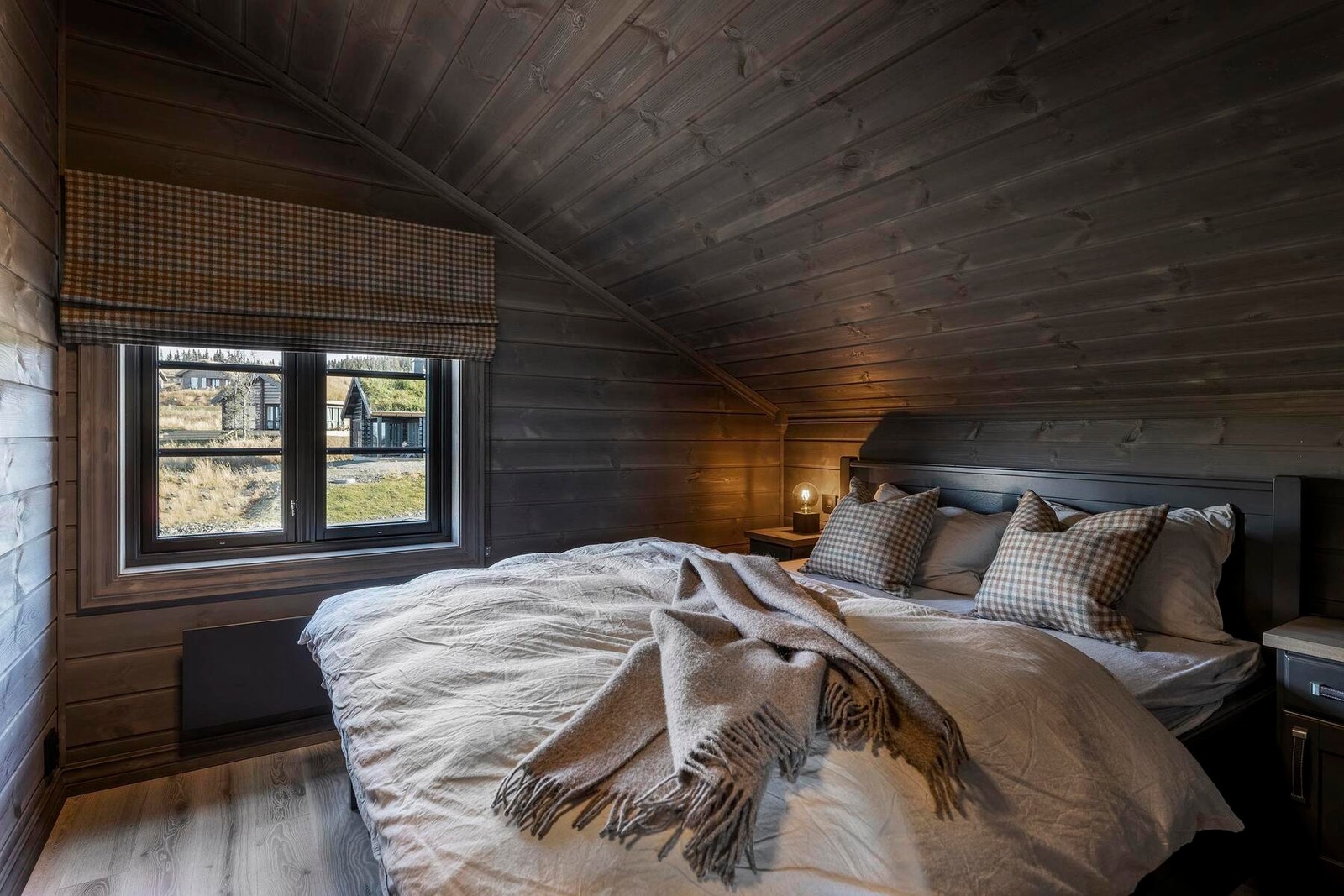 Oppstua har 2 gode soverom.
Foto fra en annen hyttemodell Galleribilde