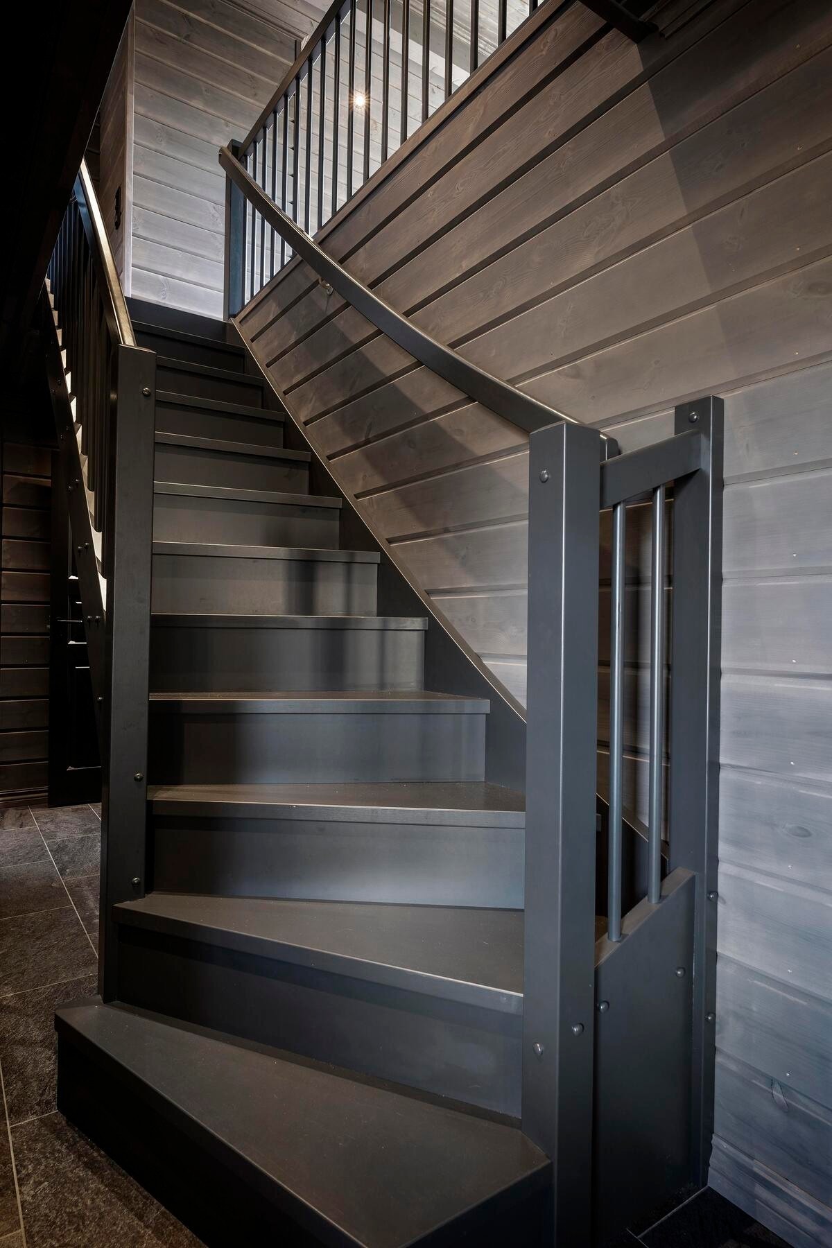 God trapp opp til oppstue.
Foto fra en annen hyttemodell. Galleribilde