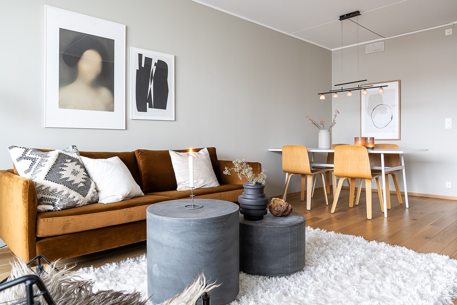 Her kan du enkelt innrede etter eget ønske med sofa, medie-møbel og et koselig spiseområde. Galleribilde