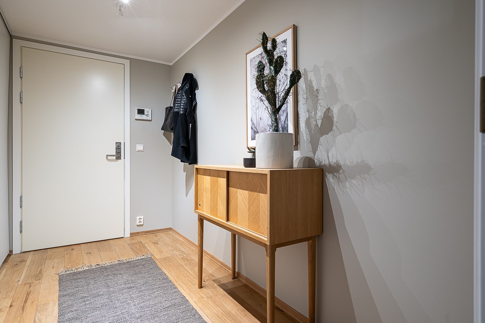 Dørcalling med portåpner gjør det enkelt å slippe inn besøkende. Galleribilde