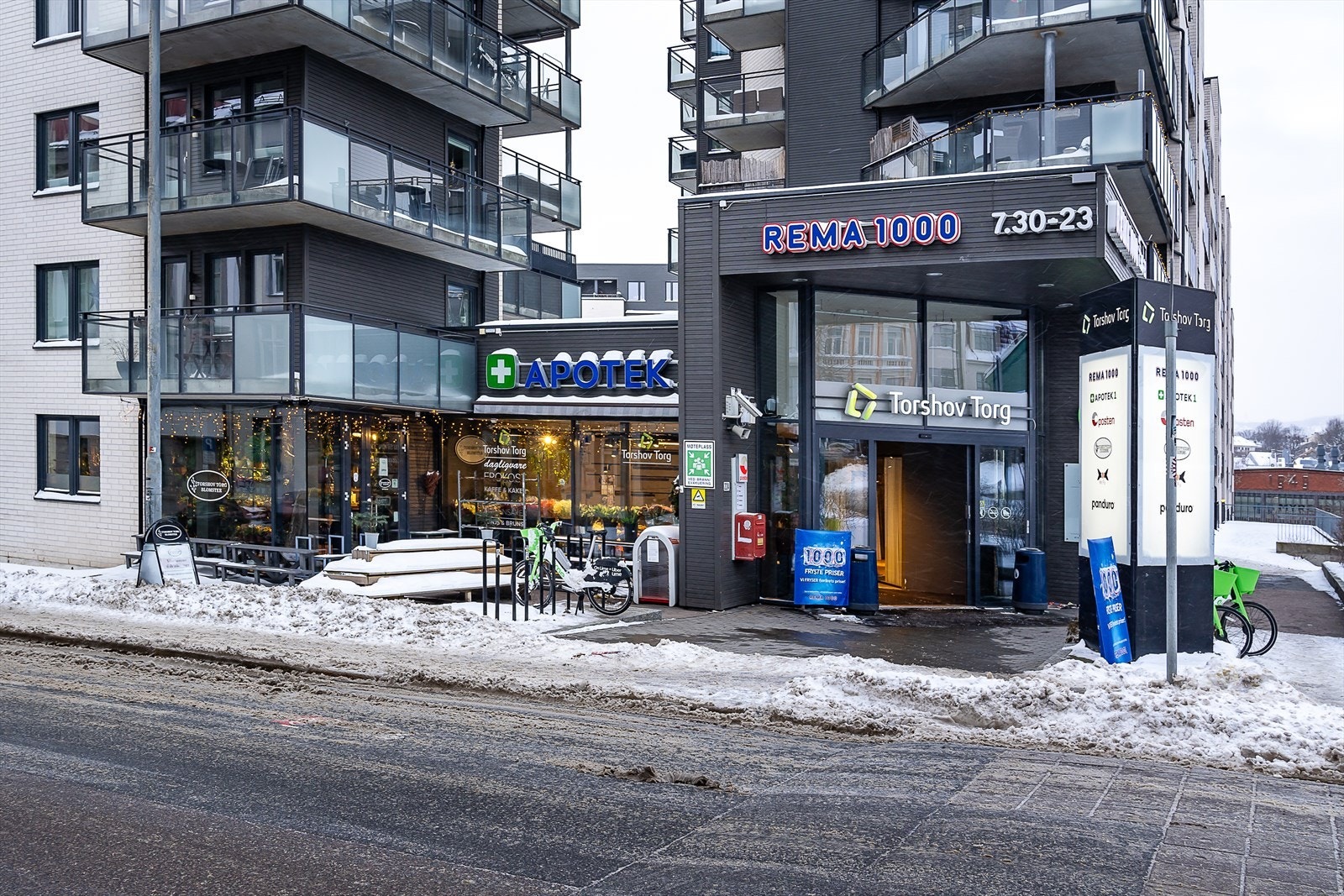 Torshov torg har butikker som Rema 1000, apotek, Mr.Fish Sushi, posten, Nille, og blomsterforretning Galleribilde