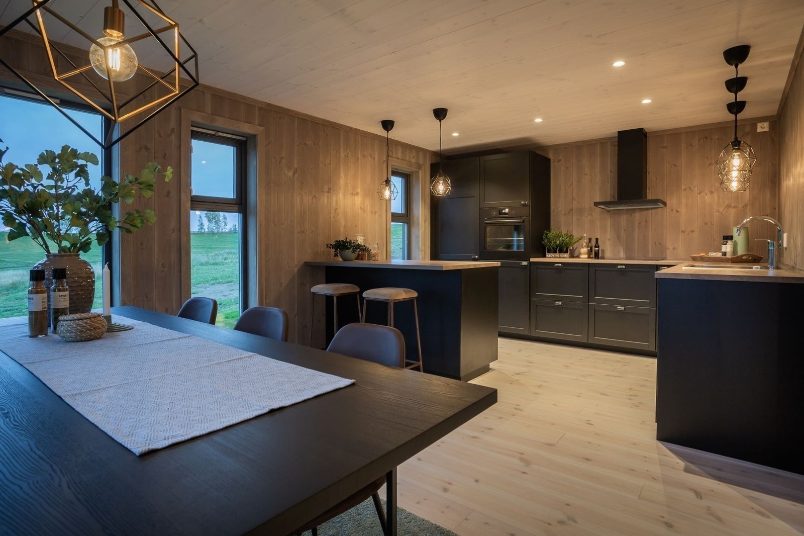 Spisestue og kjøkken Galleribilde