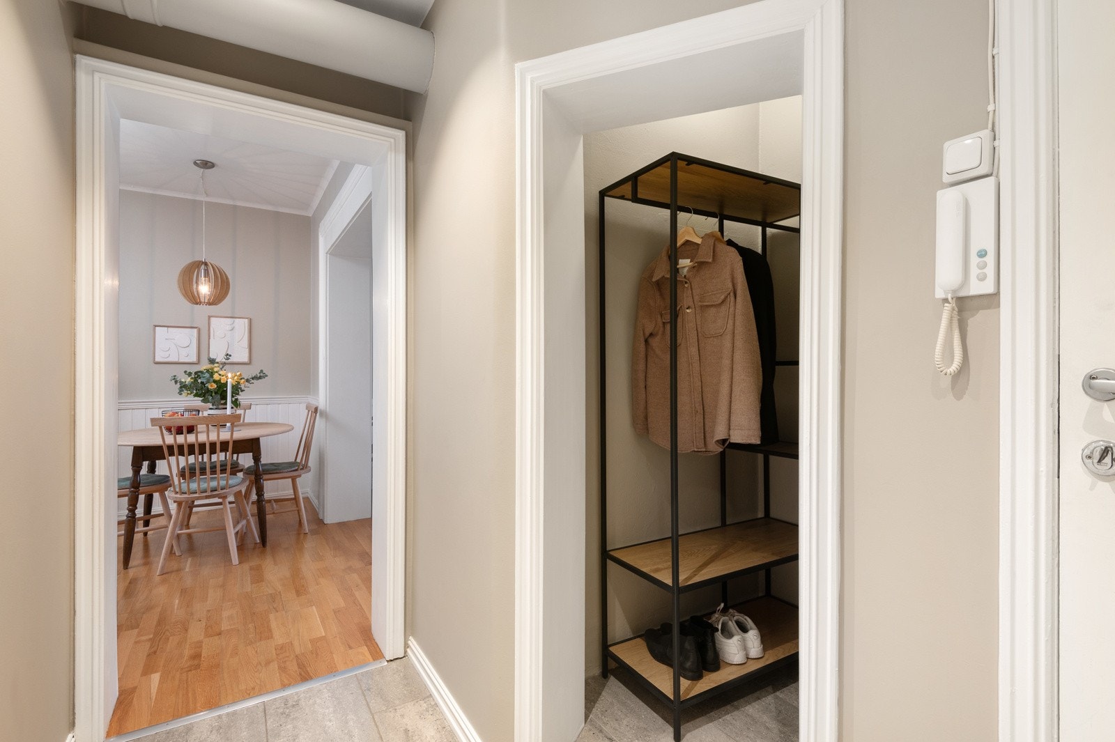 I gangen har man en praktisk nisje som fungerer som en liten garderobe. Galleribilde