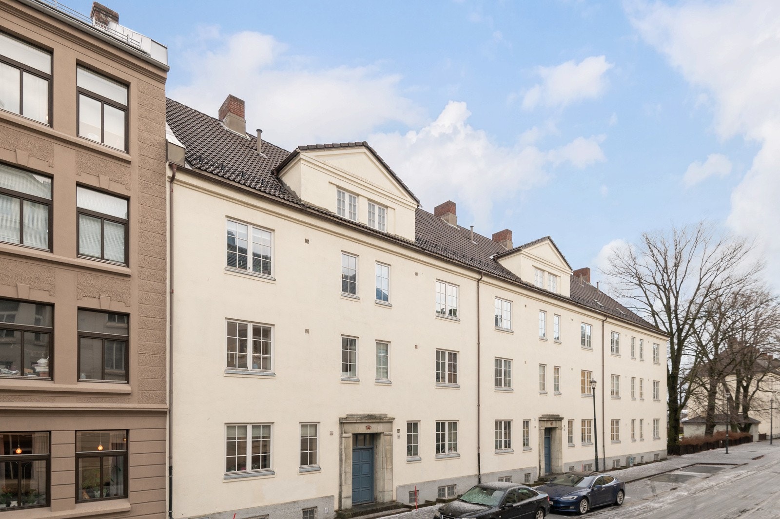 Fasade - Leiligheten ligger i 2. etasje i en flott murgård typisk for området. Galleribilde