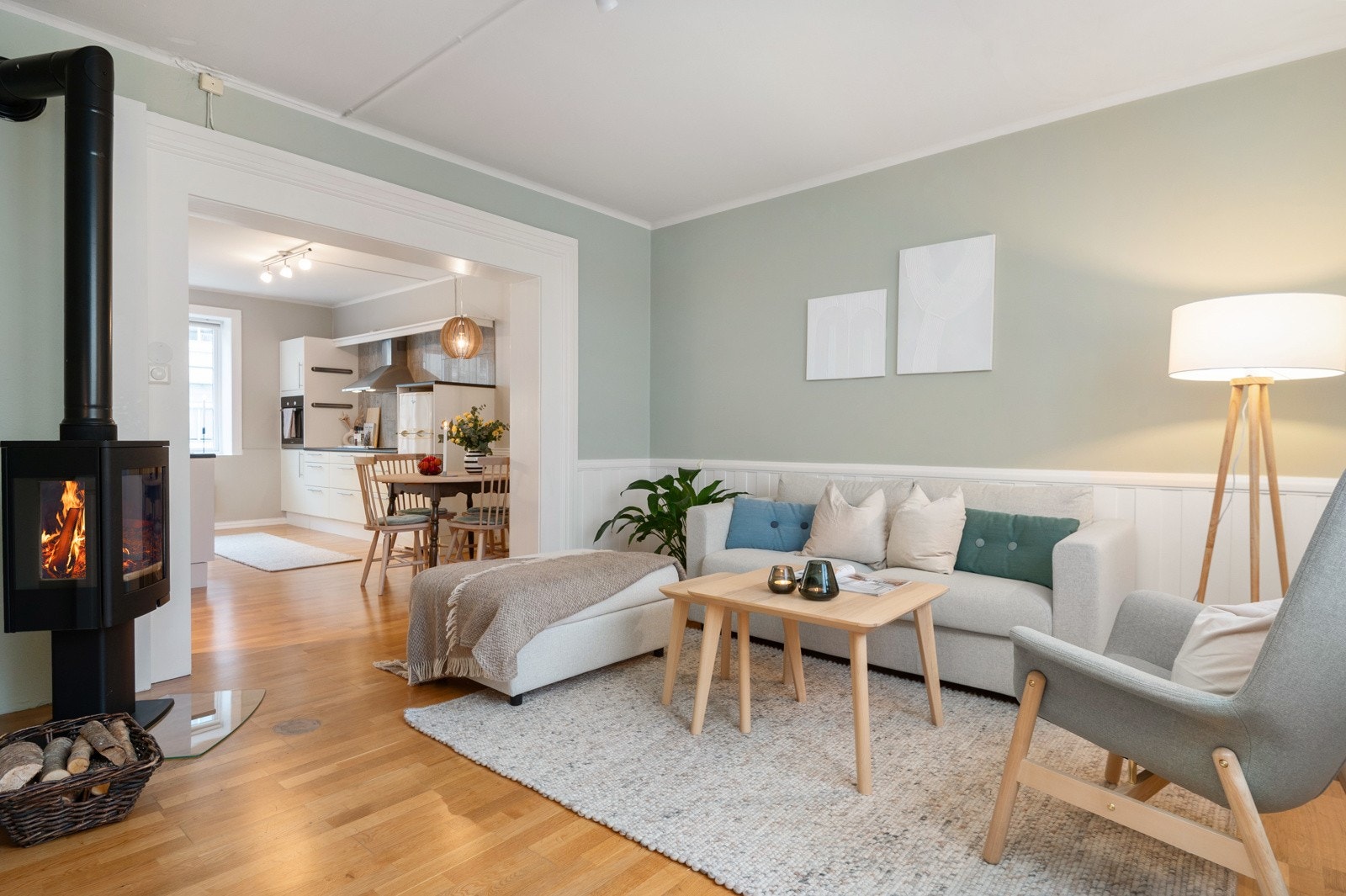Stue/kjøkken i delvis åpen løsning. Galleribilde
