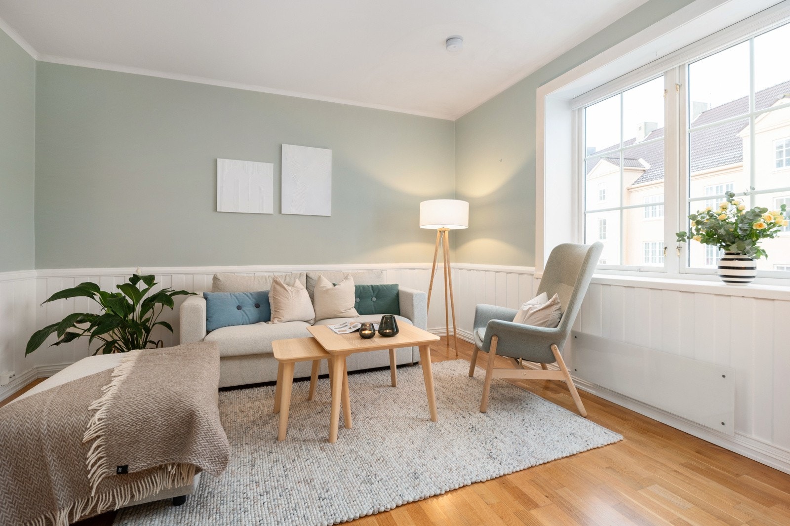 Leiligheten oppleves moderne og er i behagelige tidsriktige farger. Store vindusflater sørger for godt med naturlig lys. Galleribilde