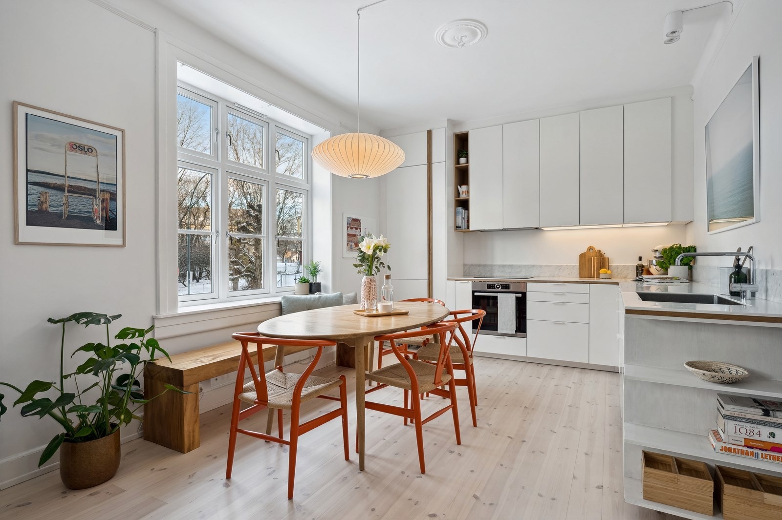 Kjøkkeninnredningen er stilren og utarbeidet av møbelsnekker. Praktisk L-form design som gir en god arbeidsflyt. Galleribilde