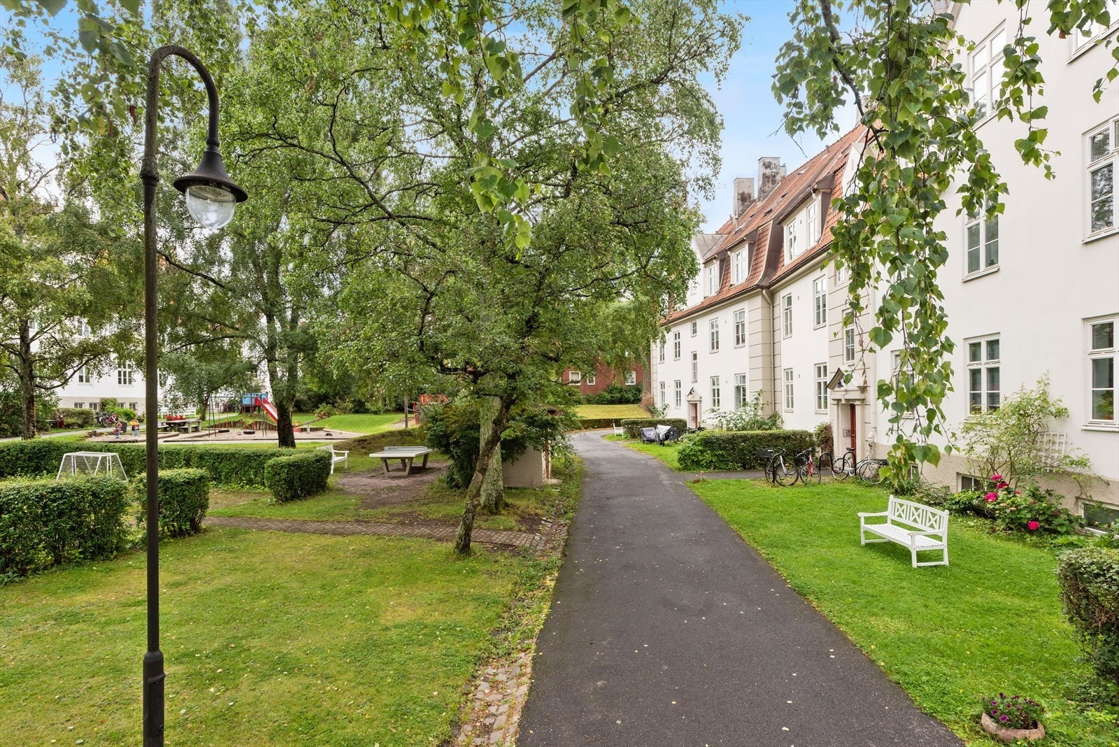 Eiendommen ligger i et sentralt, sjarmerende og usjenert boligområde i Lindern Hageby med kort vei til butikker, off. komm., skoler og barnehager, samt flotte parkområder. Galleribilde