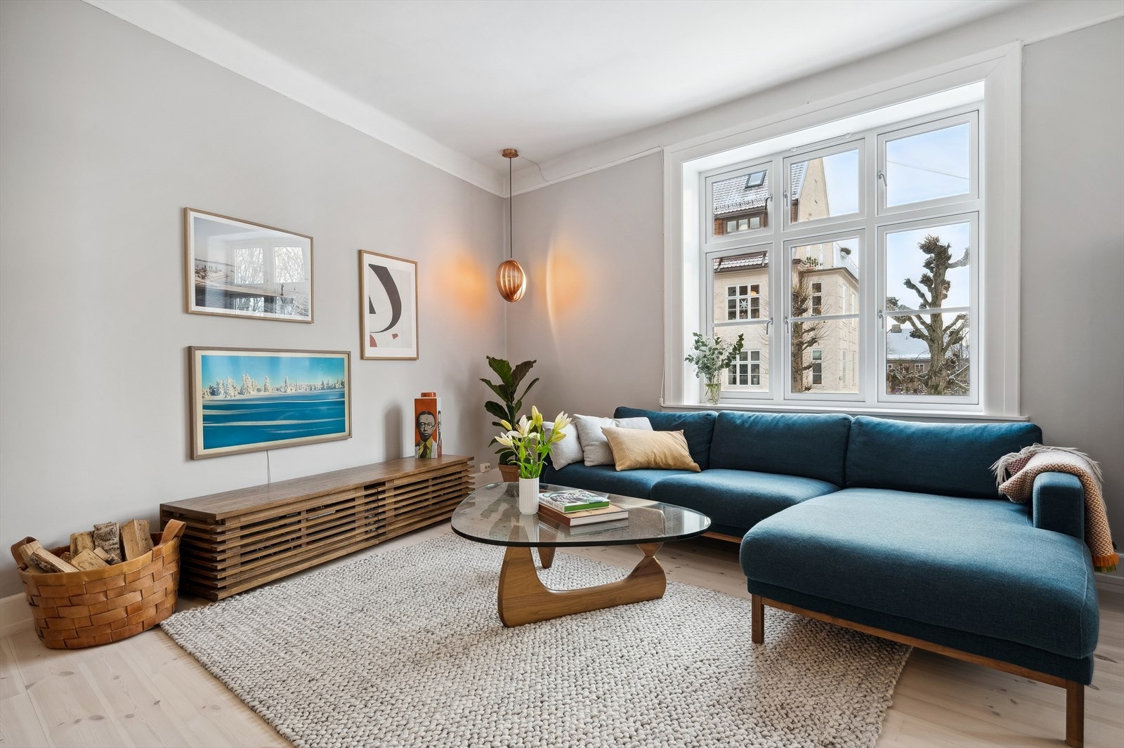 Leiligheten har sjarmerende tregulv i furu nyslipt i 2023, og fine kombinasjoner av originale detaljer og moderne farge- og materialvalg. Galleribilde