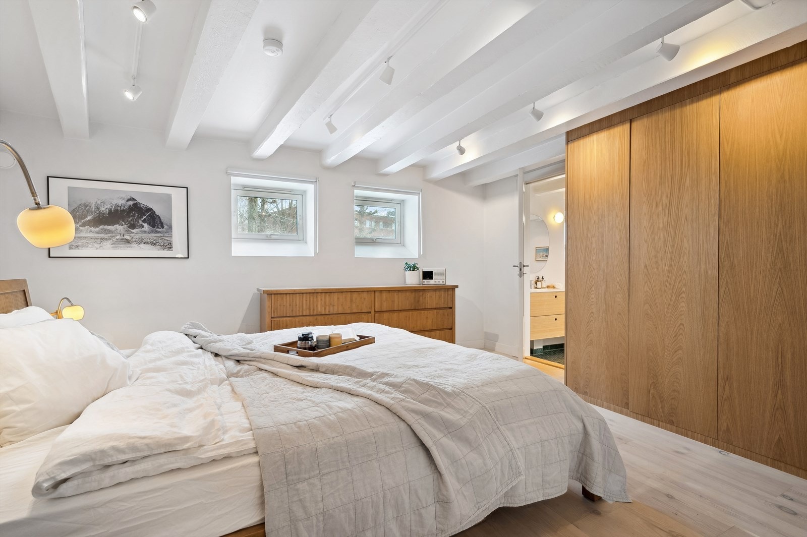 Lekkert garderobeskap i eik med fronter utført av møbelsnekker. Galleribilde