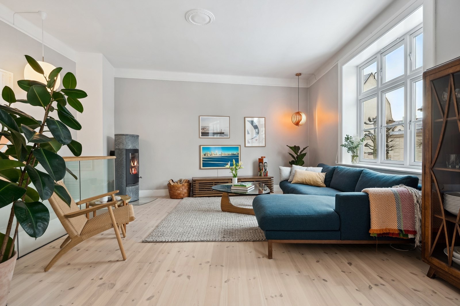 Leiligheten oppleves som meget pen og velholdt med bl.a. ny kjøkkeninnredning fra 2018 og nyetablert bad og vaskerom i kjelleren i 2019. Galleribilde