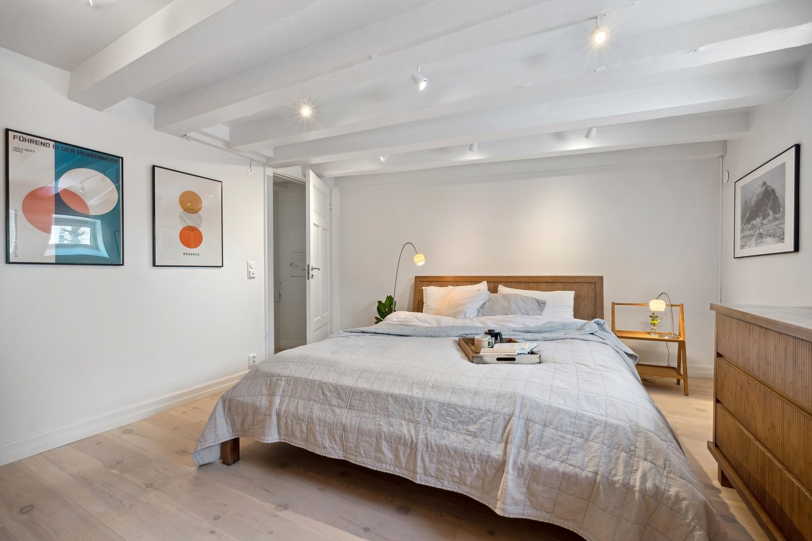 Soverommet i kjelleren er av generøs størrelse og har god plass til dobbeltseng med tilhørende møblement Galleribilde