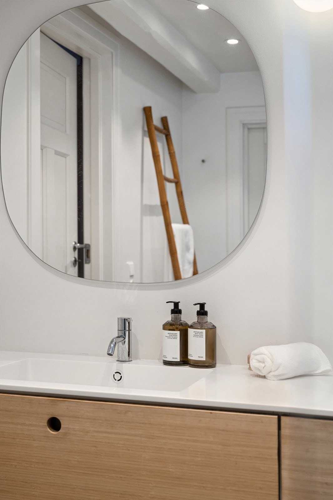 Baderomsinnredning i bambus utarbeidet av møbelsnekker med nedfelt servant i Corian benkeplate, speil med belysning over, dusjhjørne med glassdører og vegghengt toalett. Galleribilde