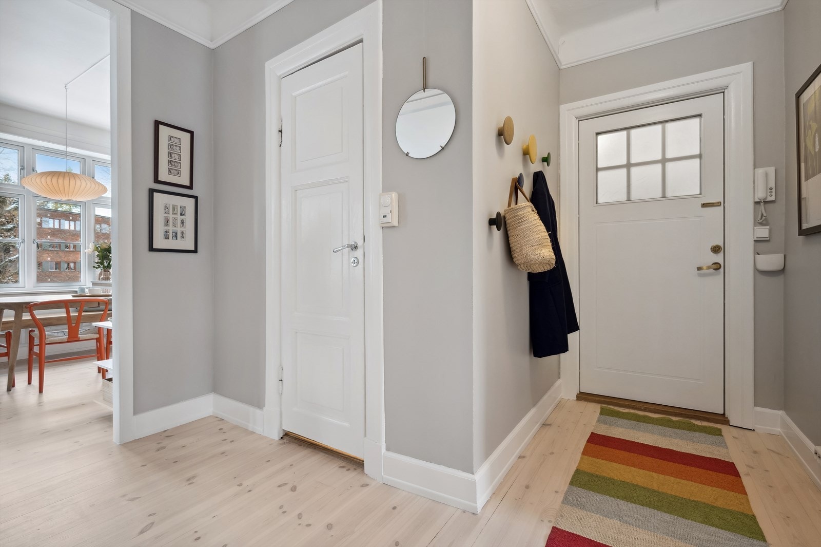 Velkommen inn! Innenfor døren blir du møtt av en lys og luftig entré som gir et godt førsteinntrykk. Galleribilde