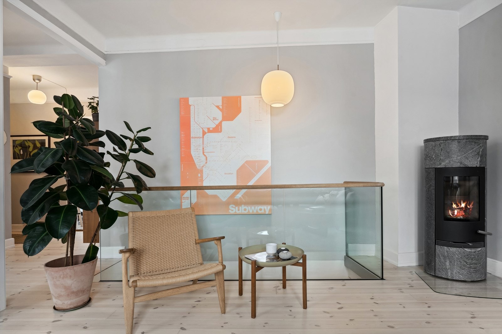 Trapp ned til kjelleren med stilfullt rekkverk i glass. Galleribilde