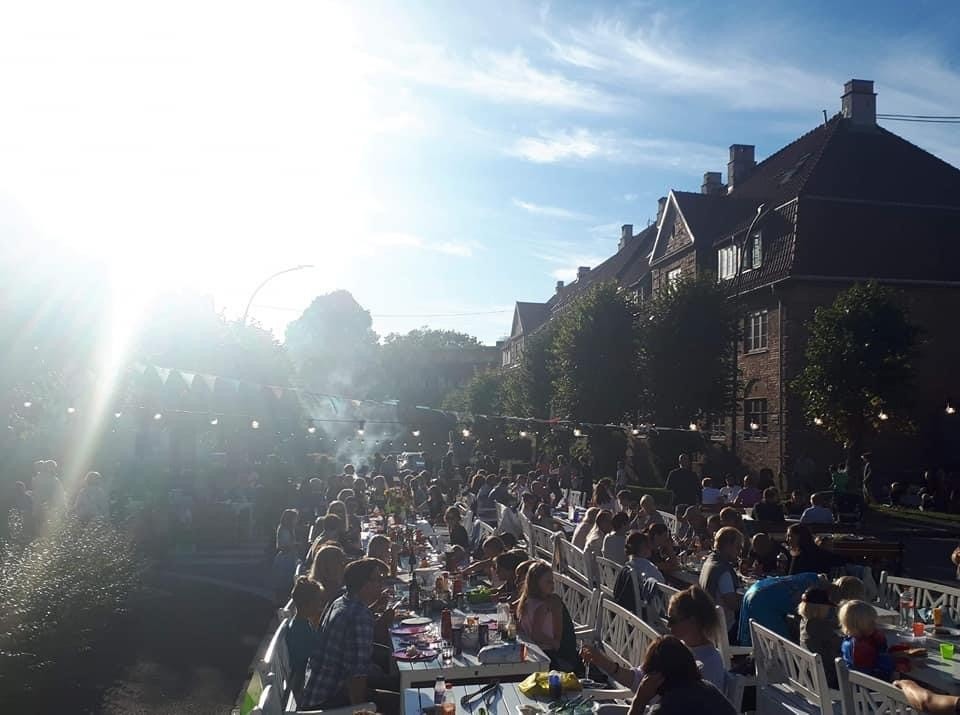Den årlige gatefesten - et høydepunkt for mange i hagebyen. Foto: Lindern Vel. Galleribilde