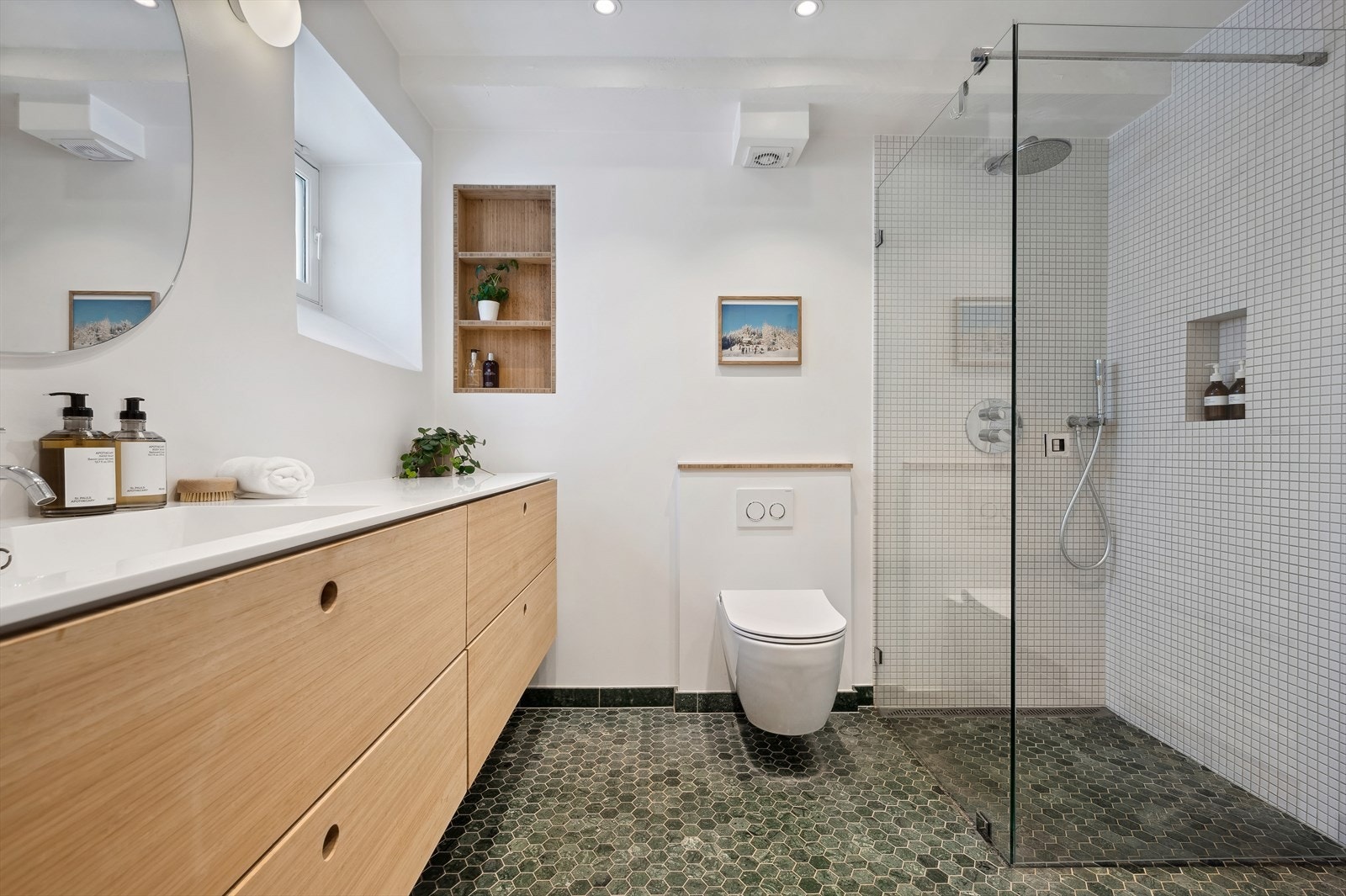 Badet i kjelleren ble etablert i 2018/2019 og har et tidløst og moderne uttrykk med tidsriktige fliser og materialvalg, samt forseggjorte detaljer. Galleribilde