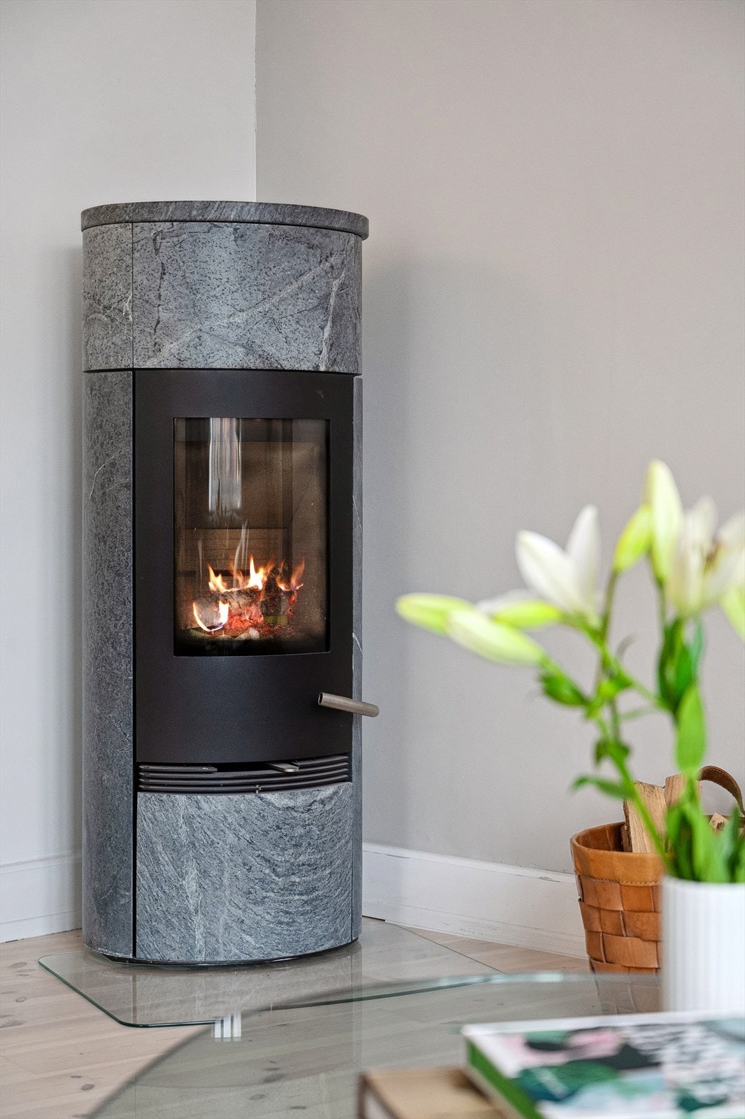 I stuen er det montert en lekker peisovn i klebersten som gir effektiv varme og ekstra stemning. Galleribilde