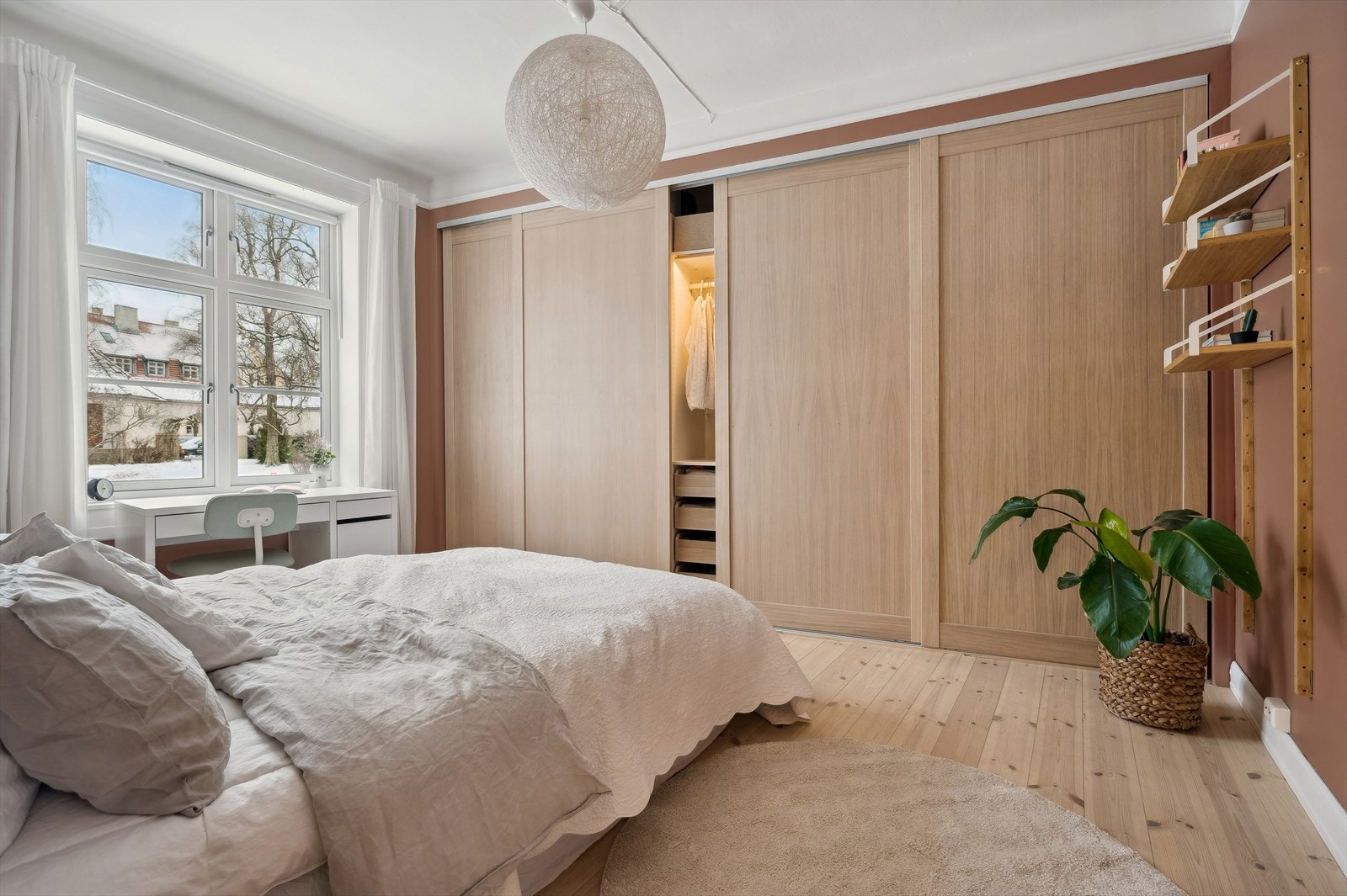 Leiligheten har tre gode soverom, hvorav to i 1. etasje og ett i kjelleren. Det største soverommet i 1. etasje har en lekker skyvedørsgarderobe i eik (nye dører i 2022) med mye oppbevaringsplass. Galleribilde