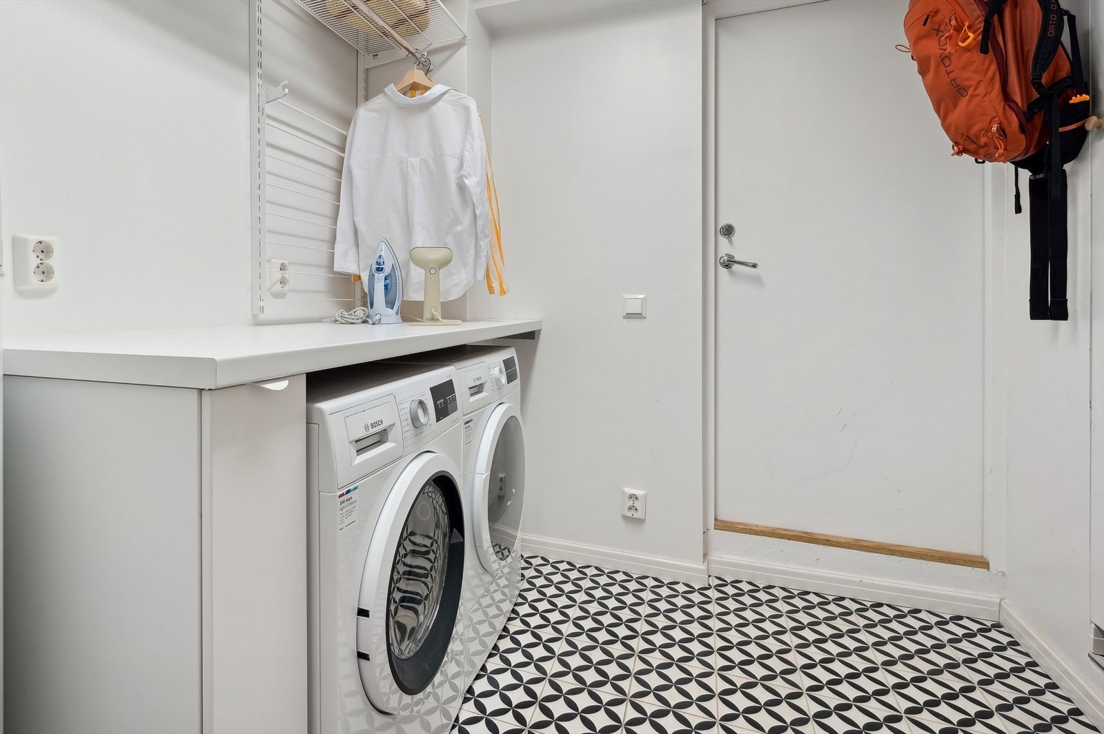 Vaskerommet ble også etablert i 2018/2019. Av utstyr er det benkeskap, laminert benkeplate over vaskemaskin/tørketrommel, vegghyller i metall, innebygget skap, samt opplegg for vaskemaskin. Galleribilde