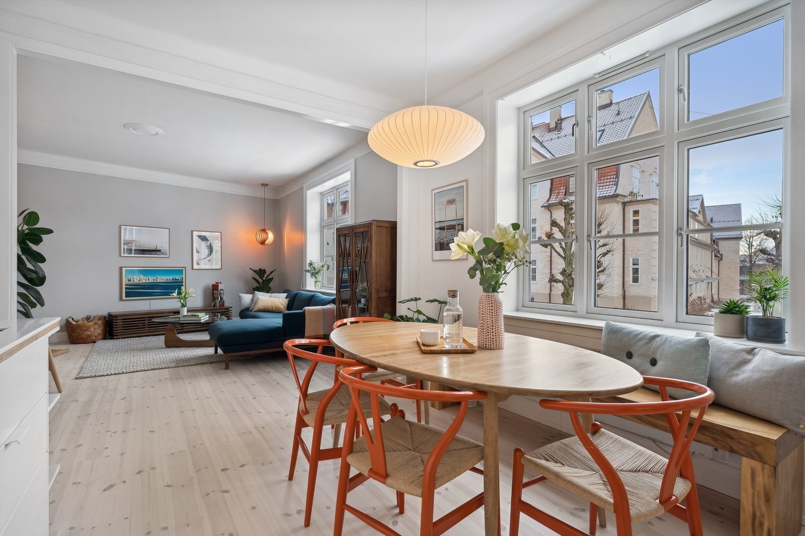 Det er god plass til sofahjørne med tilhørende møblement og egen spisegruppe i tilknytning til kjøkkenet. Galleribilde