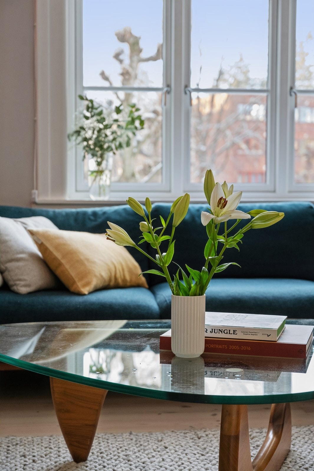 Store vindusflater på langveggen slipper inn mye naturlig lys og gir en ekstra god romfølelse. Galleribilde