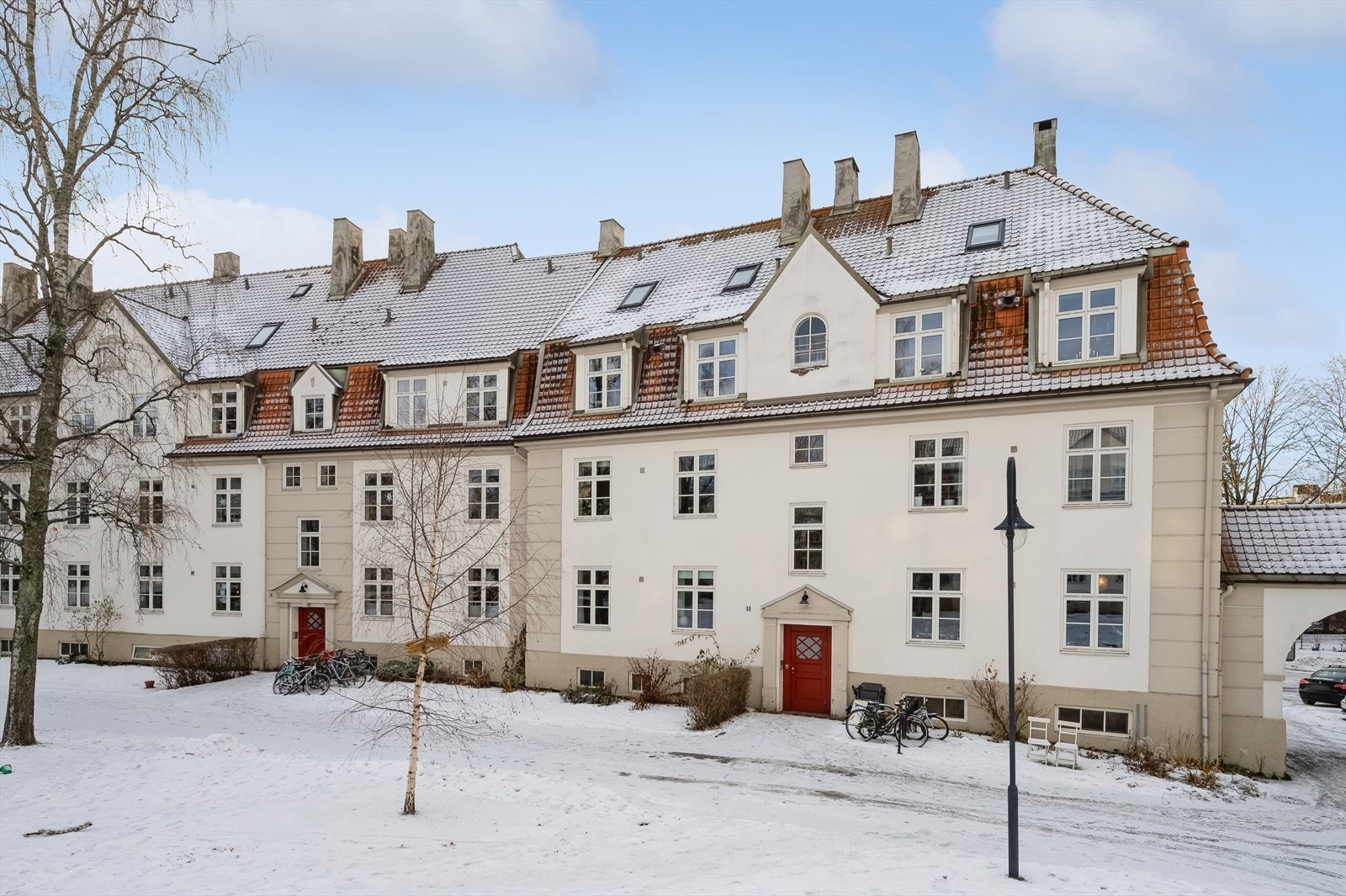 Leiligheten ligger i en klassisk og vakker bygård fra 1918. Attraktiv og meget barnevennlig beliggenhet i Lindern Hageby hvor du vil bo skjermet og tilbaketrukket, samtidig svært sentralt! Galleribilde