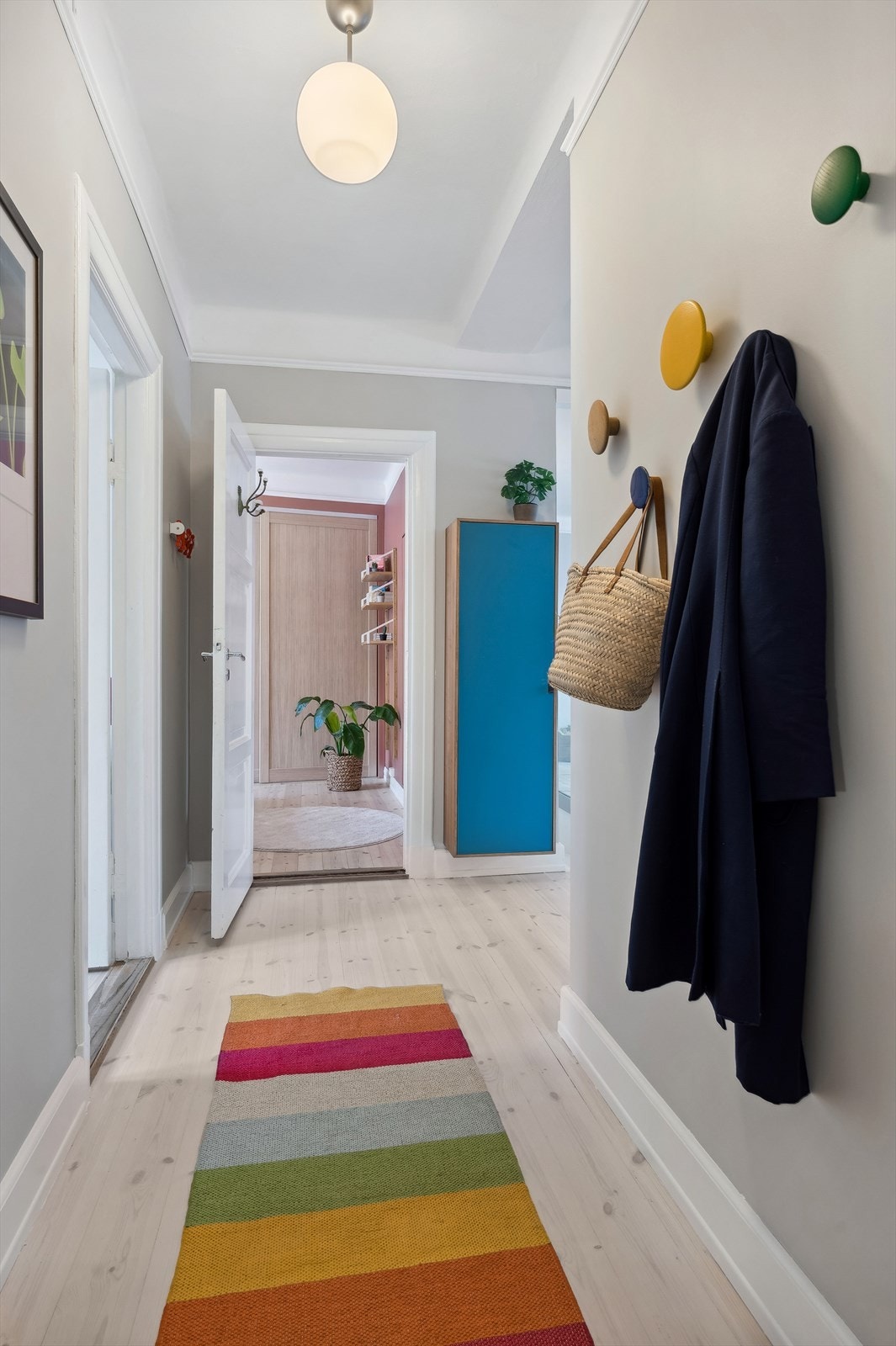 Her er det dørcalling og veggskap der sko kan ryddes bort. Galleribilde