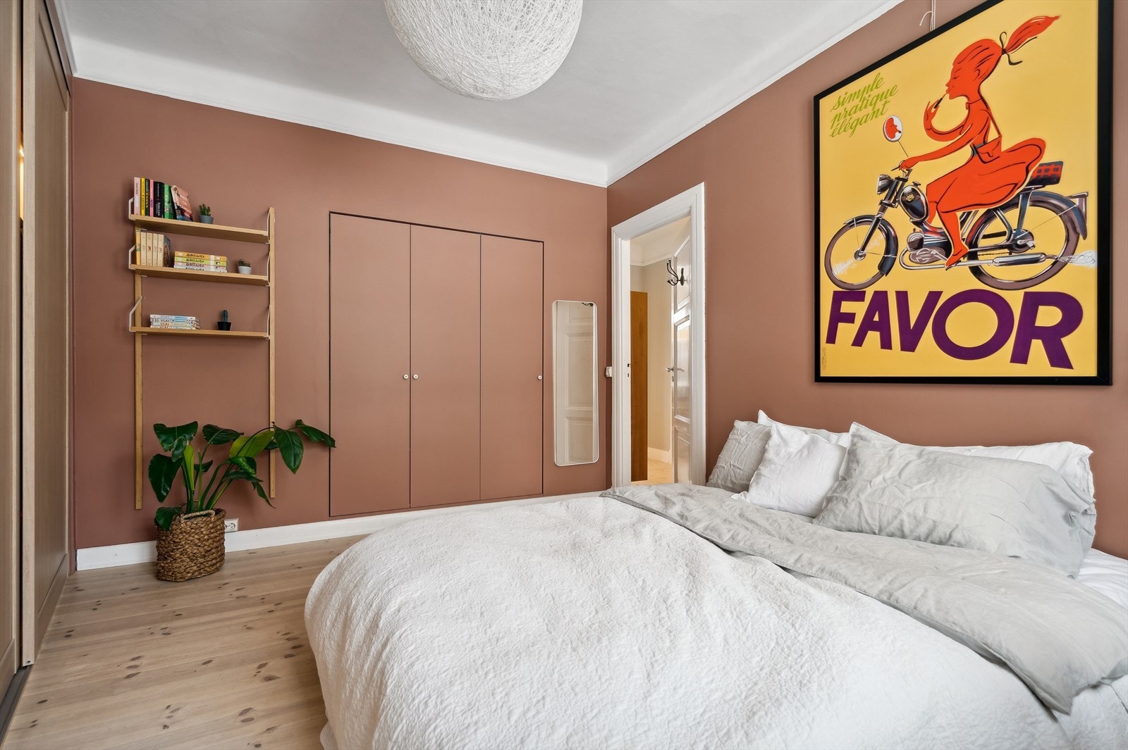 I tillegg er det innebygget garderobeskap. Galleribilde