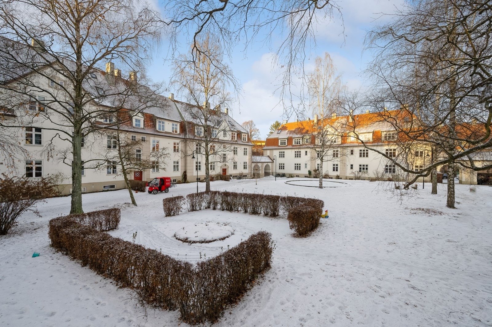 Den idylliske bakgården ligger skjermet for trafikk og omkranses vakker, klassisk bebyggelse. Galleribilde