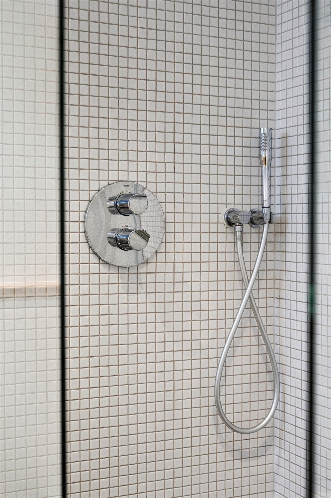 Dusjsone med integrert armatur og deilig regnfallsdusj. Galleribilde