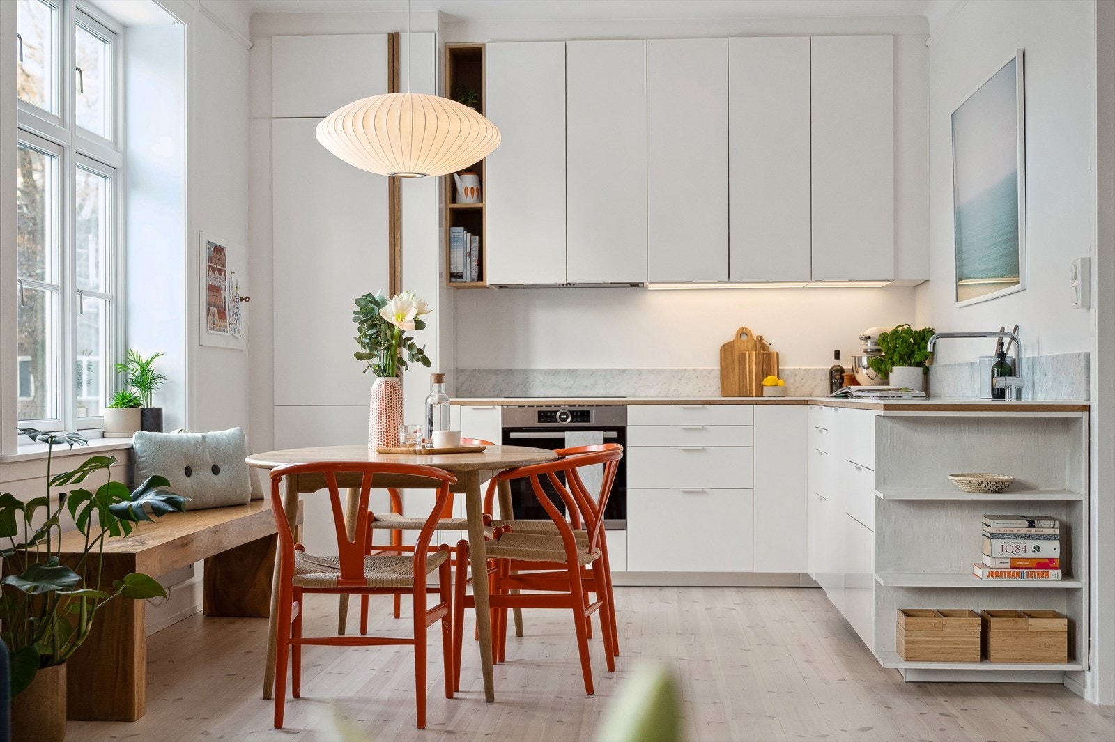 Takhøy og innbygget innredning med integrerte hvitevarer som består av induksjonstopp, stekeovn, oppvaskmaskin og kjøle-/fryseskap. Galleribilde