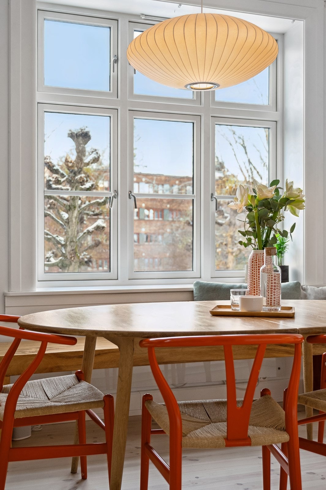 Meget gode lysforhold og en luftig takhøyde på ca. 2,8 m gir en god atmosfære. Galleribilde